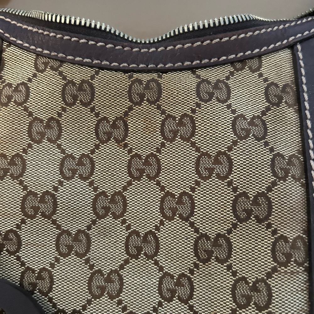 Gucci canvas hobo bag l.  Measures  : 14.75/13:5

Drop: 9.75 in - Picture 4 of 8